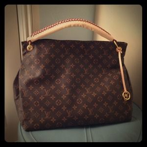 ✂Price cut✂ Louis Vuitton Artsy style handbag.