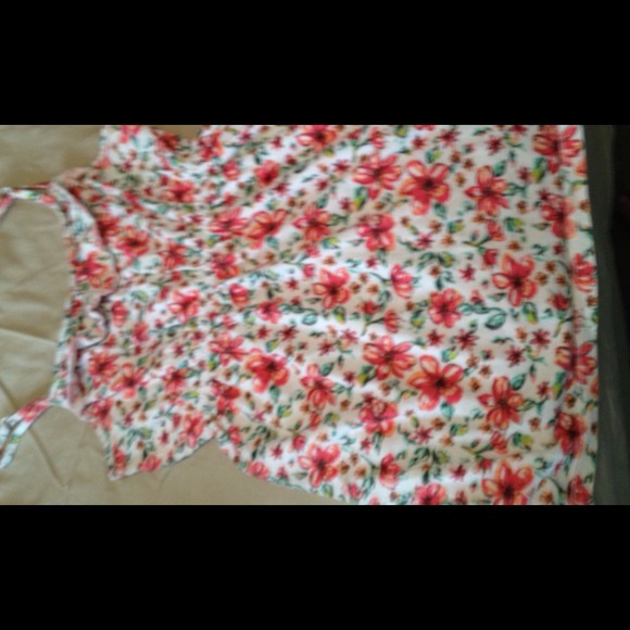 Set of Ruffled Tanks - Picture 2 of 3