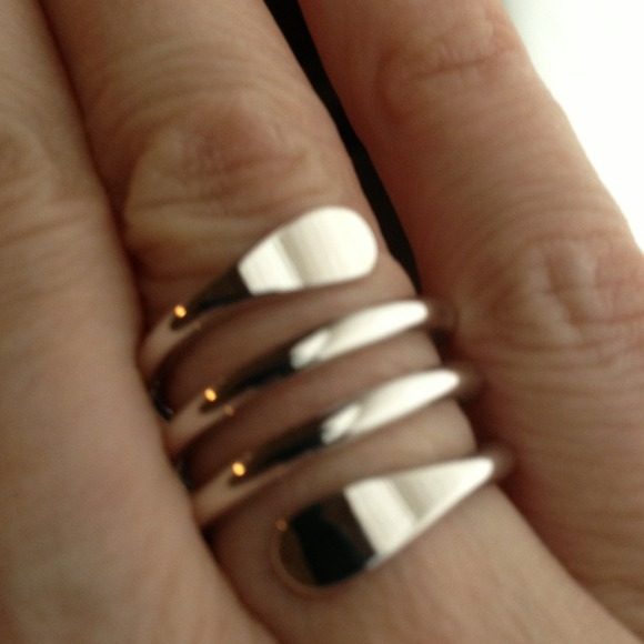 Silver color spiral ring.