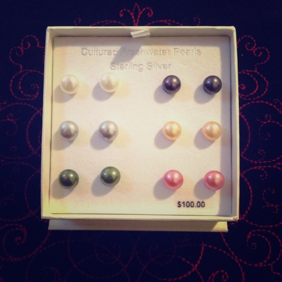 NWT Pearl Earrings Set