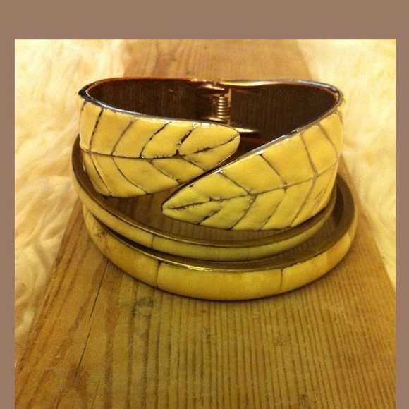 🔴SOLD🔴Fashion Bracelets - Picture 2 of 3