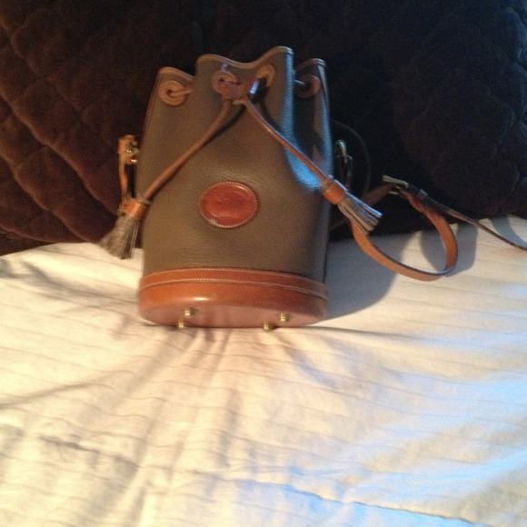 REDUCED $35 Dooney & Bourke Bucket style hand bag