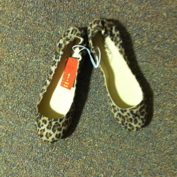 TRADED Cheetah flats new with tags! Size 7