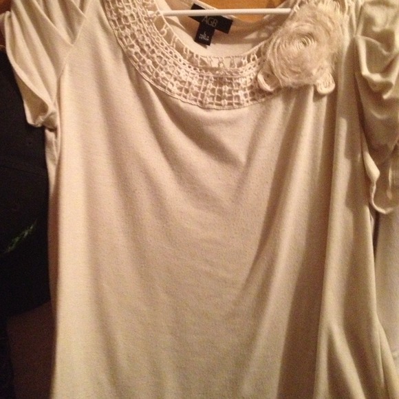 This a pretty top off white