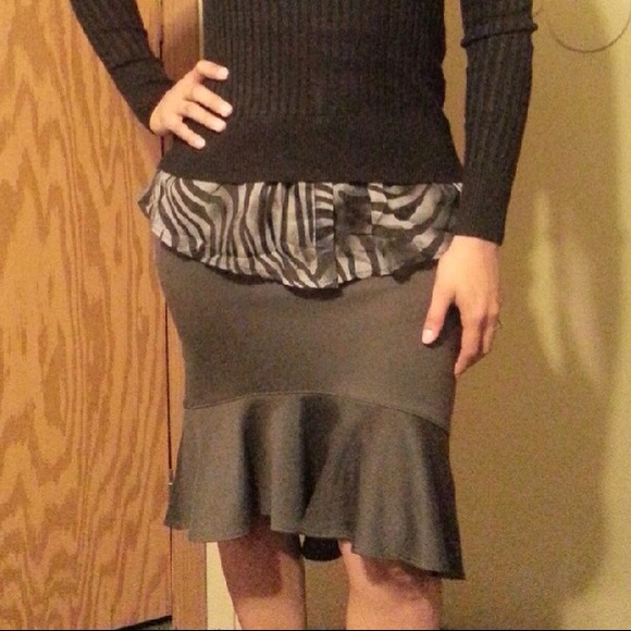 ⬇REDUCED⬇📍Brand new dark grey cute skirt!📍