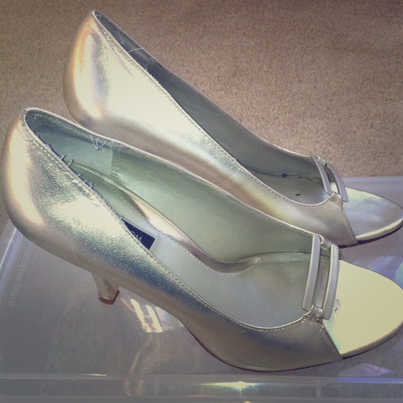 Reduced!!! Gold peep toe heel size 6