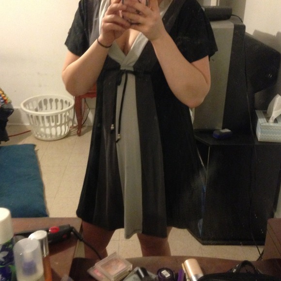 SOLD! Black white & gray swingy dress!