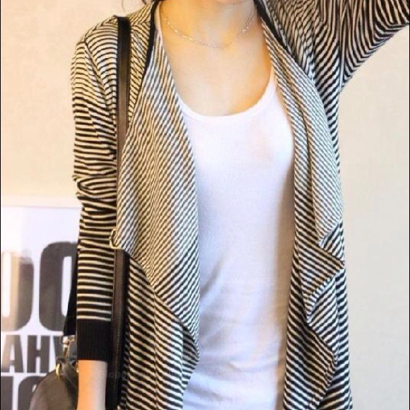🚫SOLD🚫⬇REDUCED. Cute Stripped Cardigan