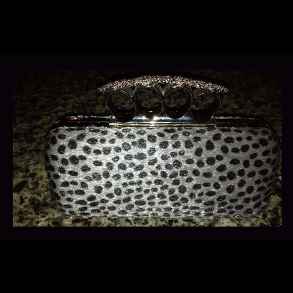 Gray leopard knuckle duster