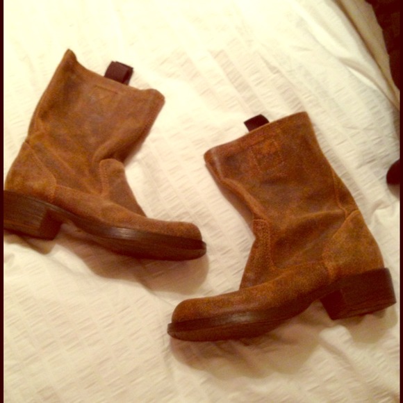 Buckle boots