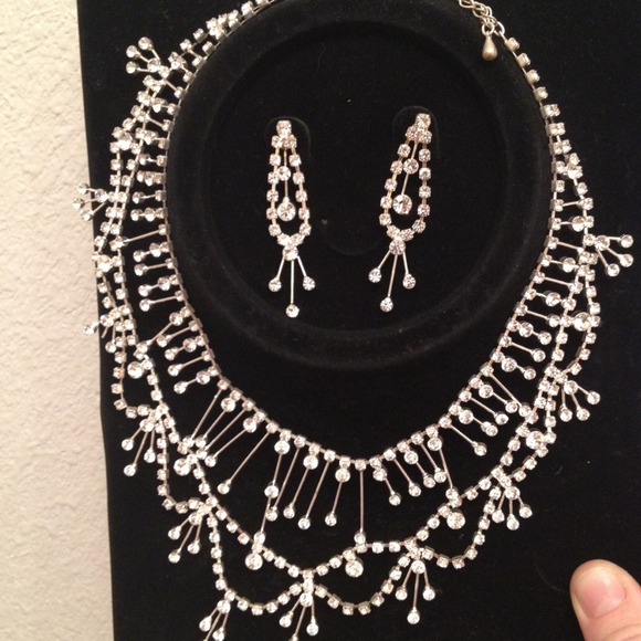 Host pick 9/1 Faux diamond necklace & earrings - Picture 2 of 3