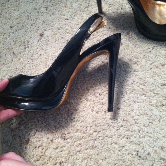 SOLD Bcbgeneration 5 in pumps size 9.5 - Picture 3 of 4