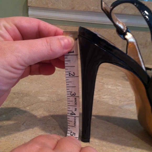 SOLD Bcbgeneration 5 in pumps size 9.5 - Picture 4 of 4