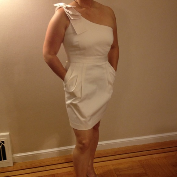 ❤Host Pick!!❤Creme one shoulder dress