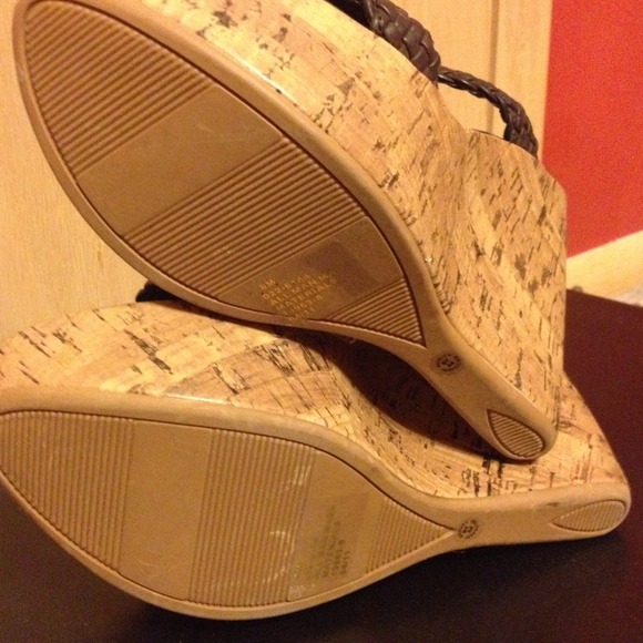 🔴SOLD In Bundle🔴NWT Decree wedges - Picture 2 of 3