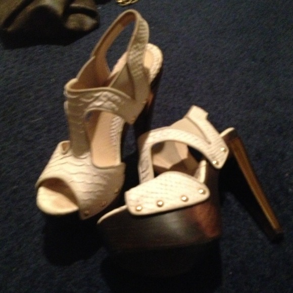 Authentic Fendi python cream/ gold 6" heal sexy af