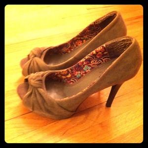 Size 7 Gray Peep-Toe Heels