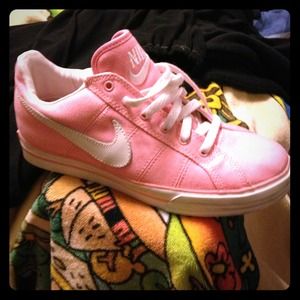 Nike light pink tennis shoes