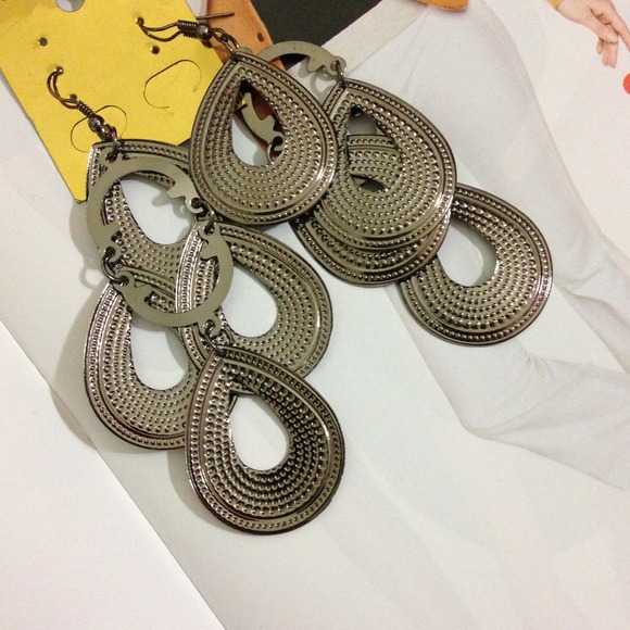 Earrings - Picture 4 of 4