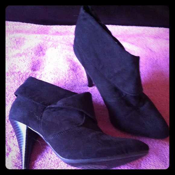 Dana Buchman ankle booties