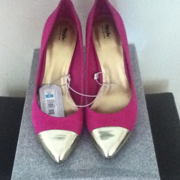 Fuchsia Pumps with gold cap toe!