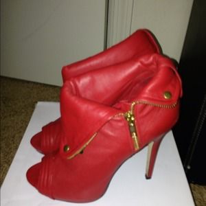 SOLD 💢 Red Aldo Booties