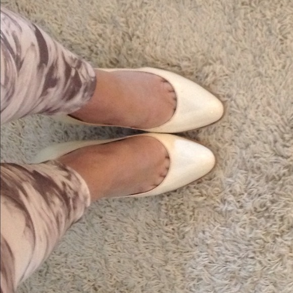 Nine West Almond Toe Pumps Size 6 - Picture 2 of 4