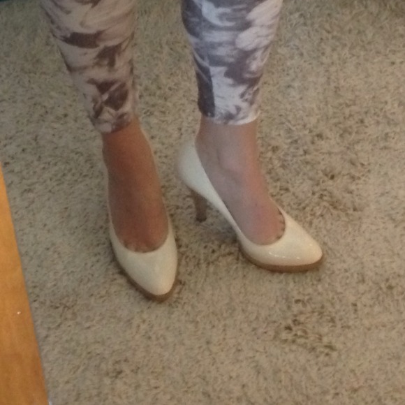 Nine West Almond Toe Pumps Size 6 - Picture 3 of 4