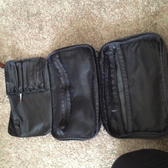 •GONE•NWT Bare escentuals expandable travel bag - Picture 2 of 3