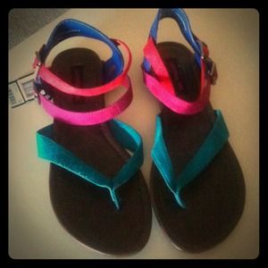 NEW! Material girl size 9 flat sandals