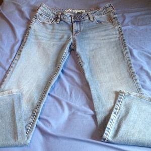 Bullhead Size 7 short Laguna boot cut jeans