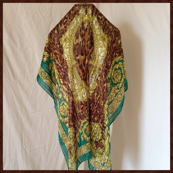 SOLD IN BUNDLE!! Extremely big scarf 🐝 - Picture 2 of 3