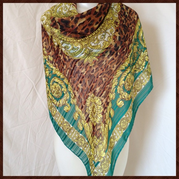 SOLD IN BUNDLE!! Extremely big scarf 🐝 - Picture 3 of 3