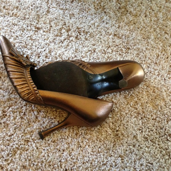 🚫Donated🚫Gorgeous BCBGirls bronze heels - Picture 4 of 4