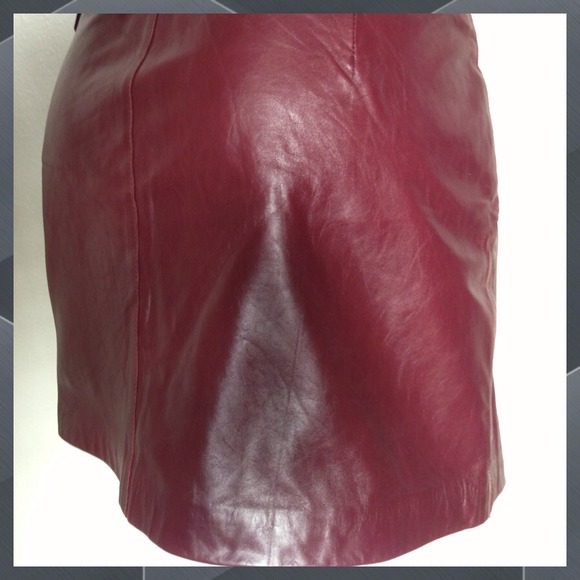 SOLD & 📦 with 💗- Genuine Leather Mini Skirt 🐝 - Picture 4 of 4