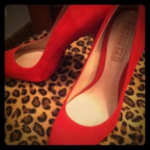 These are size 7. Leather sole. Brand: Schultz.