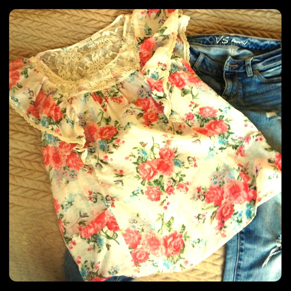 *SOLD * @lexyy000 Floral Blouse