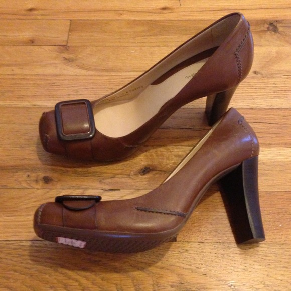 Cole Haan Sydney brown pumps