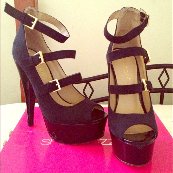 Sexy peep toes...