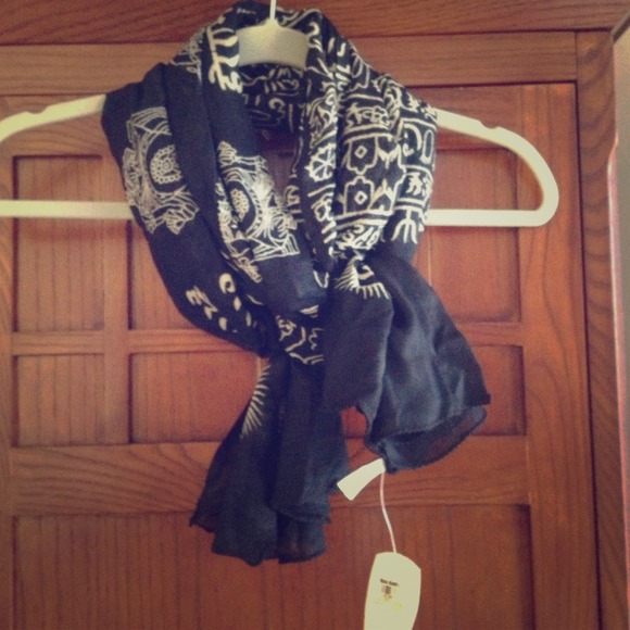 NWT Black and Tan scarf