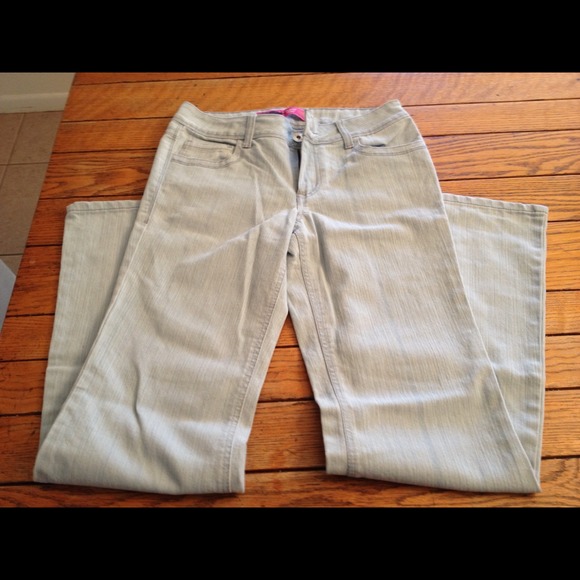 📍📍SOLD 📍📍Whitewashed jeans, sz 5, never worn ~