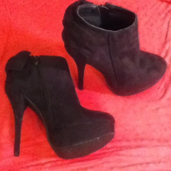 Black ankle boot with back bow