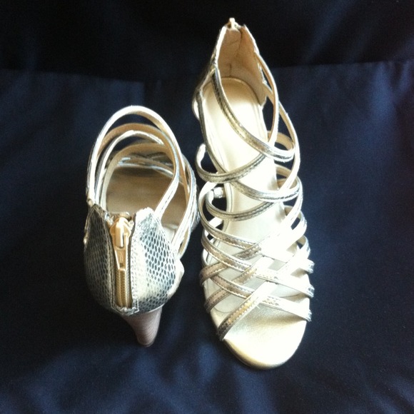 I.N.C. Int'l Concepts Strappy Sandals - Picture 3 of 3