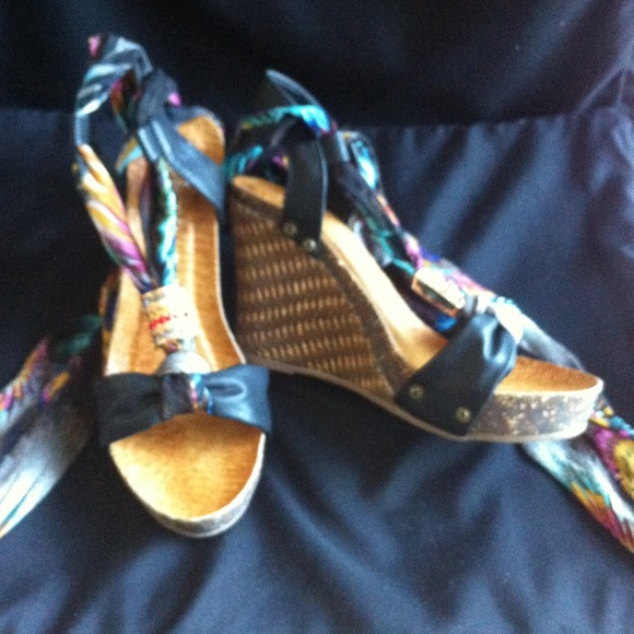Refresh Sandals - Picture 2 of 3