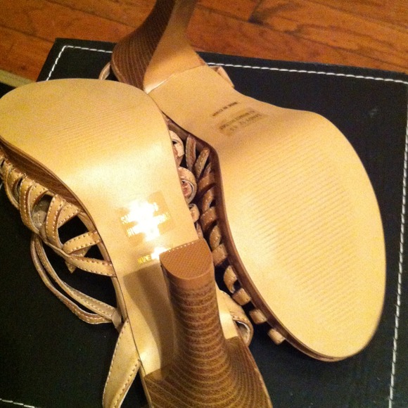*REDUCED* Anne Michelle Tan Heels - Picture 2 of 4