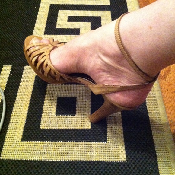 *REDUCED* Anne Michelle Tan Heels - Picture 4 of 4