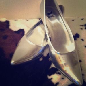 Brand new silver 1inch pumps .. Have original box