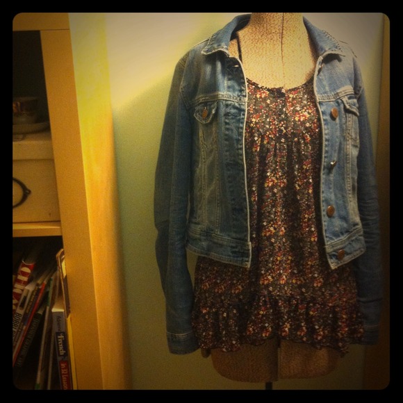 Loose Flowery Top with Ruffle Trim