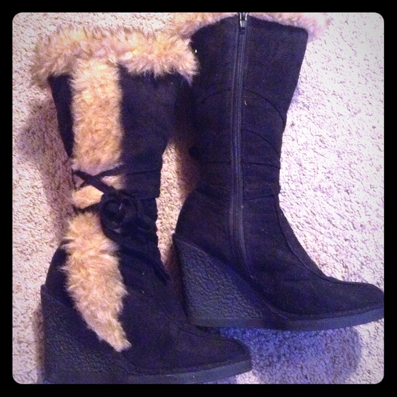 Cute black boots with the fur!(;