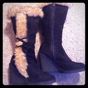 Cute black boots with the fur!(;